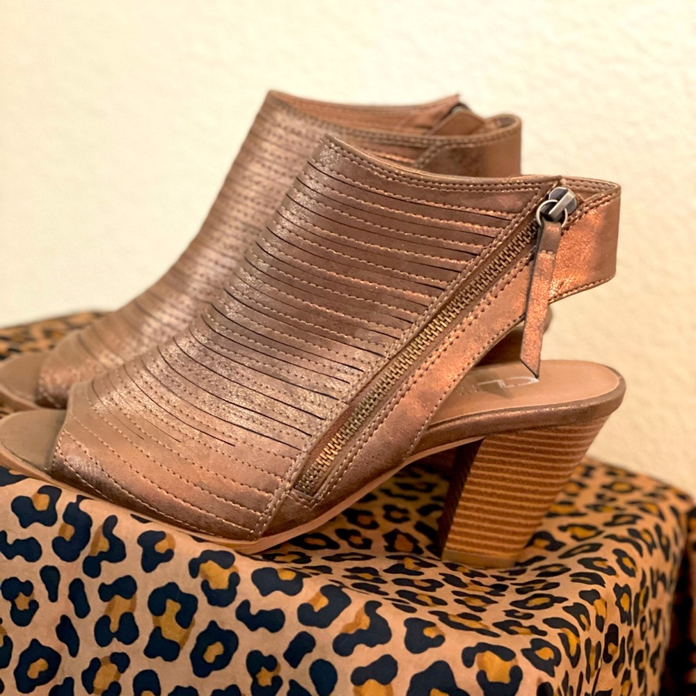 Stylish heel with gold finish